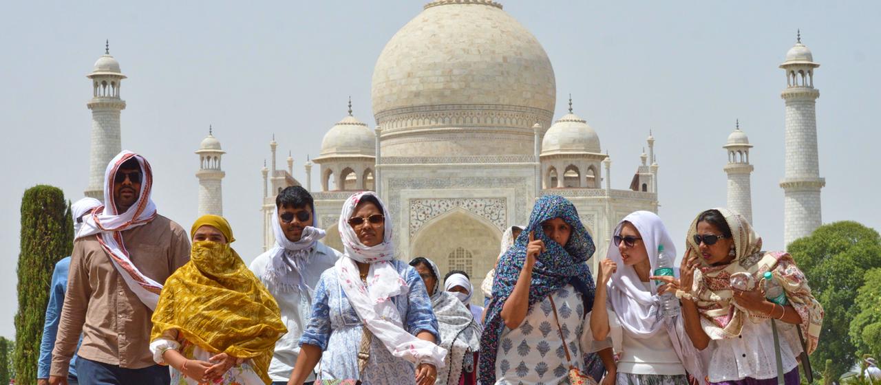 Menschen in Indien schützen sich gegen die Hitze.