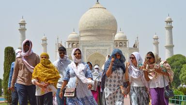 Menschen in Indien schützen sich gegen die Hitze.