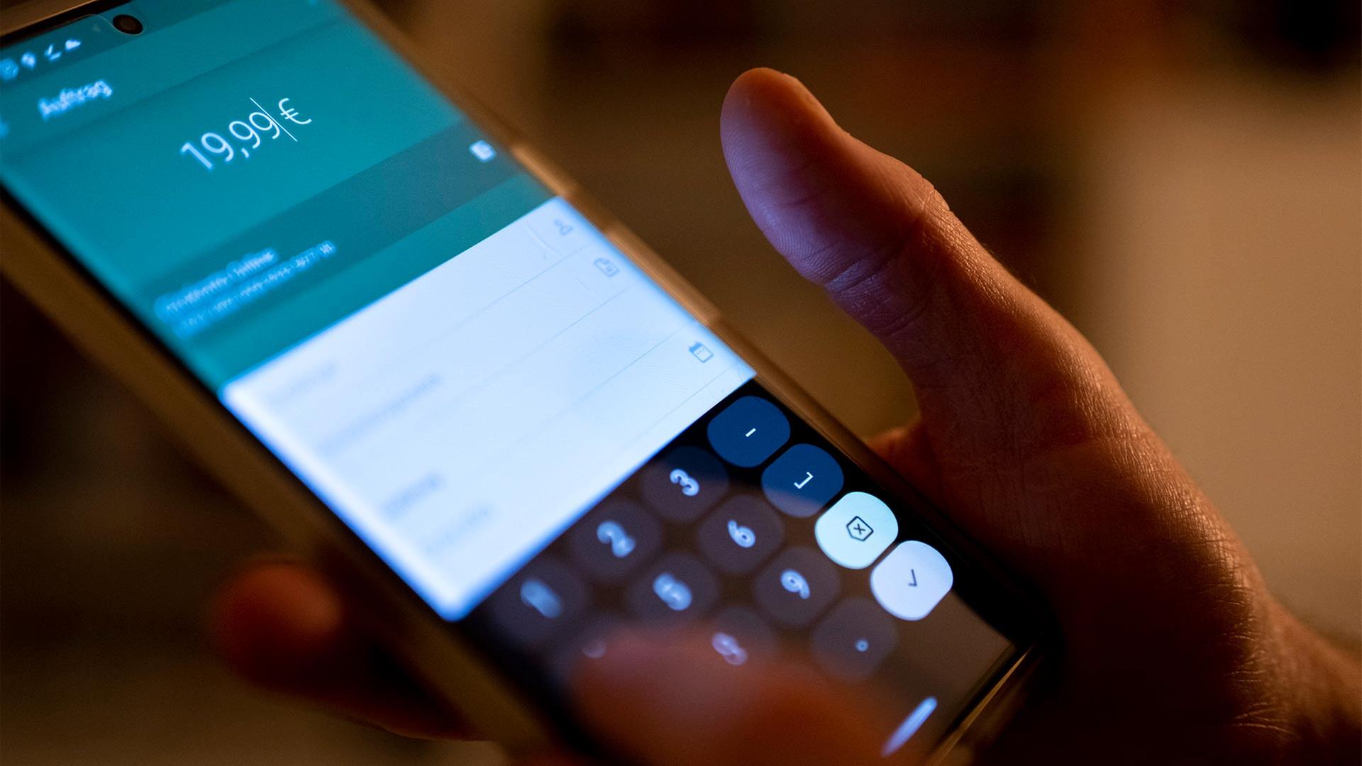 Online-Banking mit dem Smartphone. | picture alliance/dpa