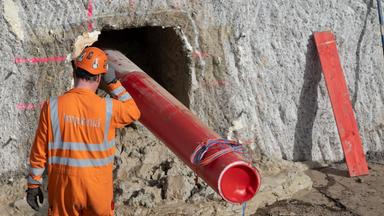 Ein Leerrohr der geplanten Stromautobahn Suedlink ragt vor dem Umspannwerk Großgartach in der Nähe von Heilbronn aus einem kleinen Tunnel. (Archivbild vom 23.2.2021)