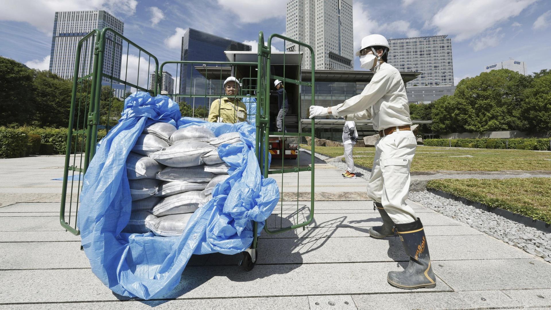 Japan: Fukushima-Erde zum Sitz des Regierungschef transportiert