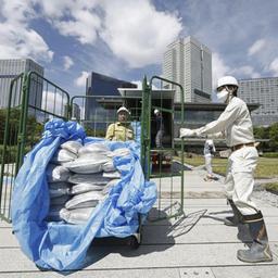 Säcke mit Erde aus Fukushima werden vor dem Amtssitz von Japans Regierungschef abgeladen