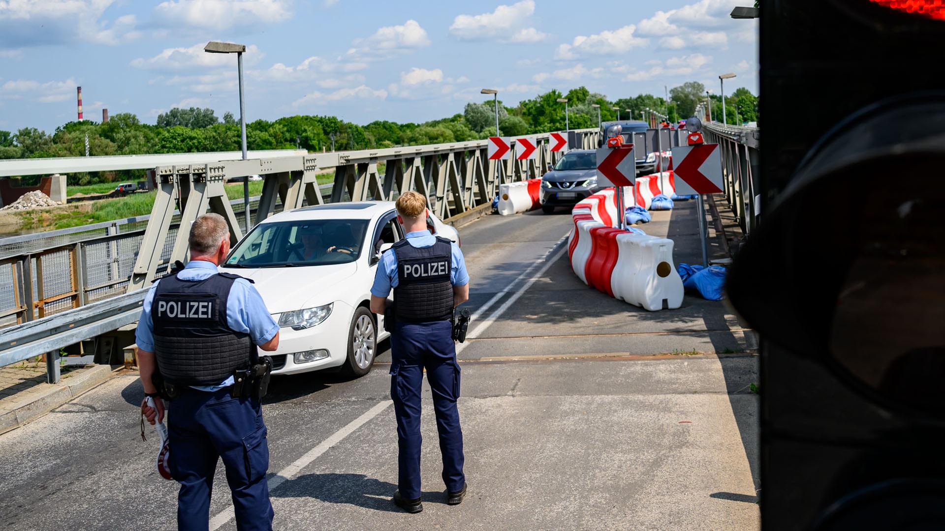 Beamte der Bundespolizei überwachen die Einreise am deutsch-polnischen Grenzübergang von Küstrin-Kietz. | dpa