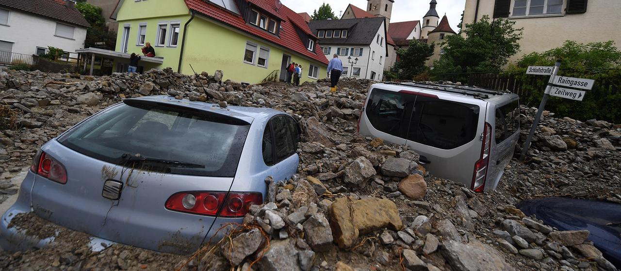 Autos liegen in Braunsbach (Baden-Württemberg) unter einer Schutthalde. (Archivbild: 30.05.2016)