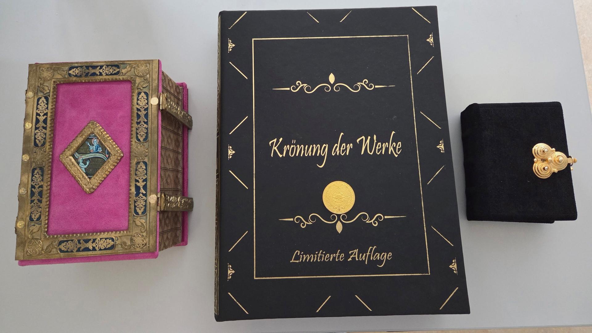 Bis zu 15.000 Euro für ein Buch: Betrügerische Bücherbande vor Gericht