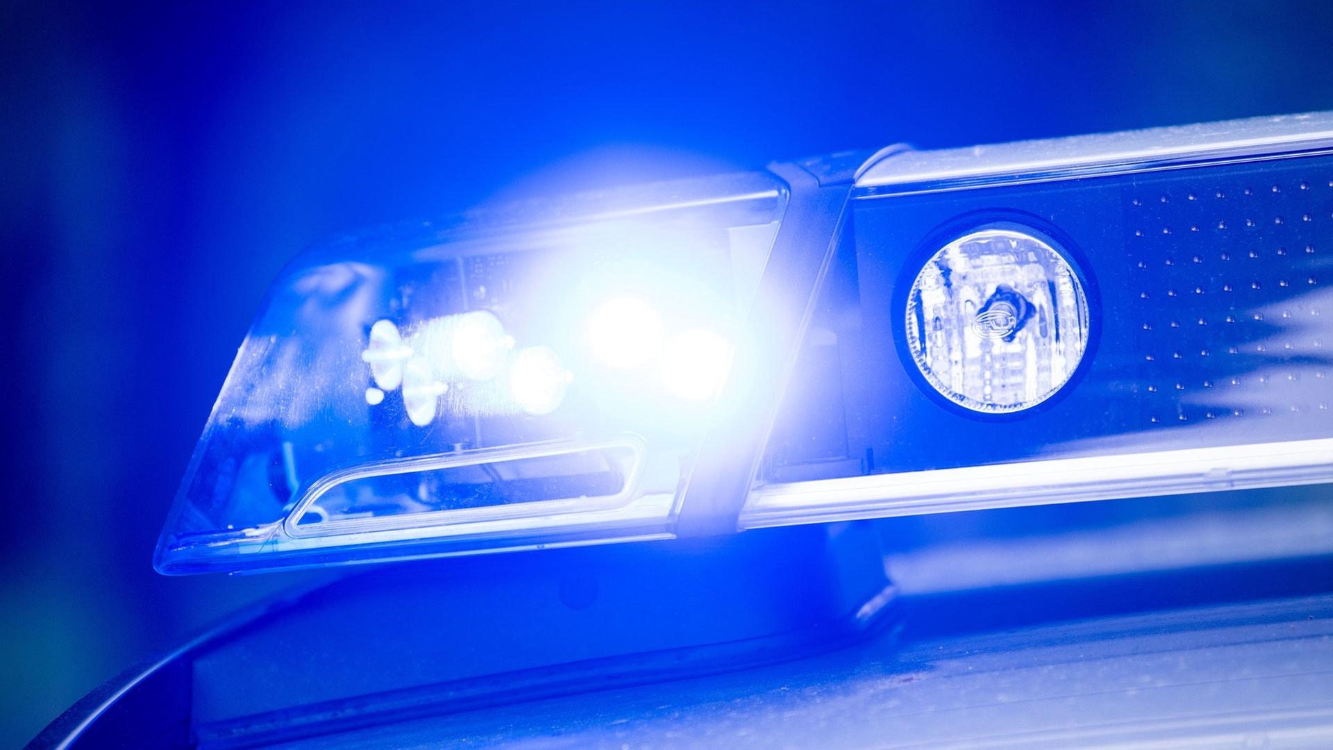 Ein Blaulicht leuchtet an einer Polizeistreife (Symbolbild). In Neckarsulm haben Einbrecher E-Bikes für rund 100.000 Euro erbeutet. | dpa Bildfunk, picture alliance/dpa | Lino Mirgeler