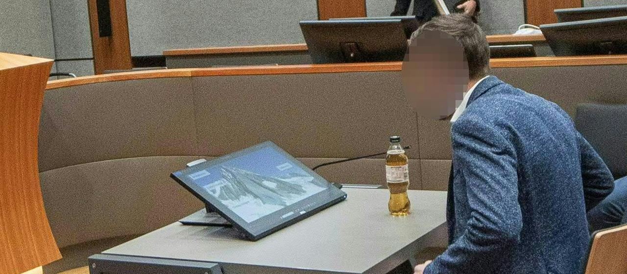 Der Angeklagte sitzt im Gerichtsaal in Innsbruck (Österreich).