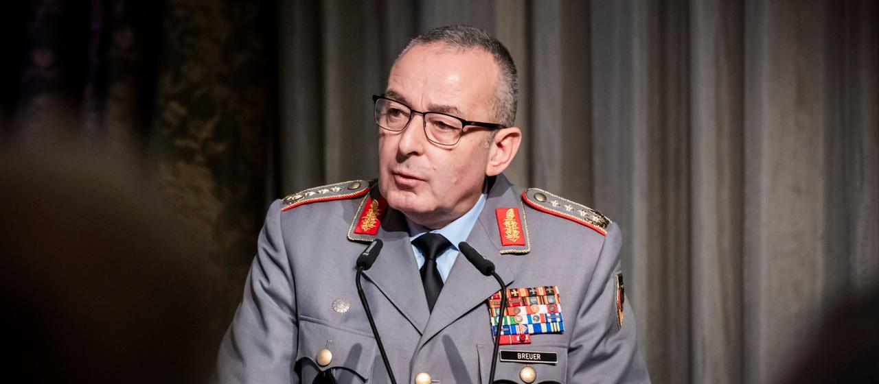 Carsten Breuer bei einer NATO-Tagung