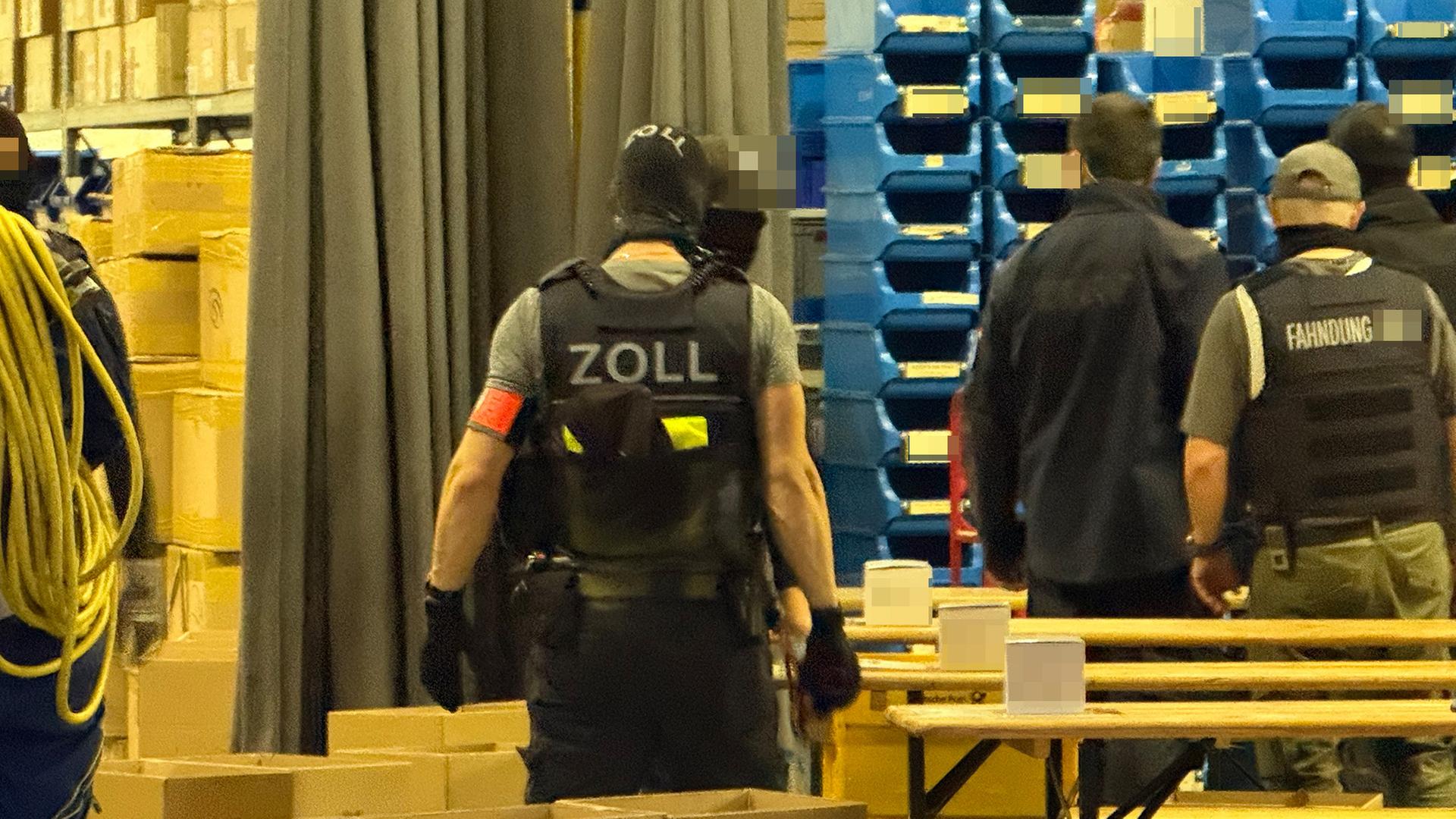 Beamte von Polizei und Zoll bei einer Durchsuchung | WDR