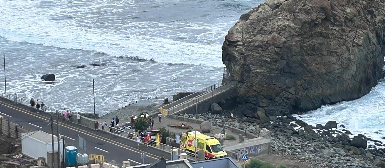 Einsatzkräfte stehen beim Strand von Roque de Las Bodegas, Teneriffa.