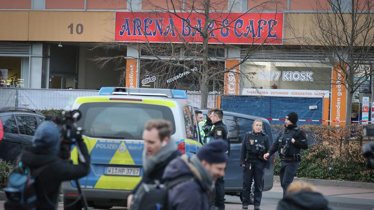 Polizeifahrzeuge stehen vor der "Arena Bar" in Hanau. (Archivfoto: 20.02.2020)
