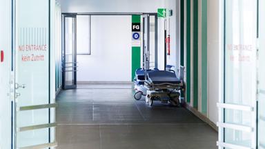 Krankenbetten stehen in einem Gang im Klinikum Großhadern in München.