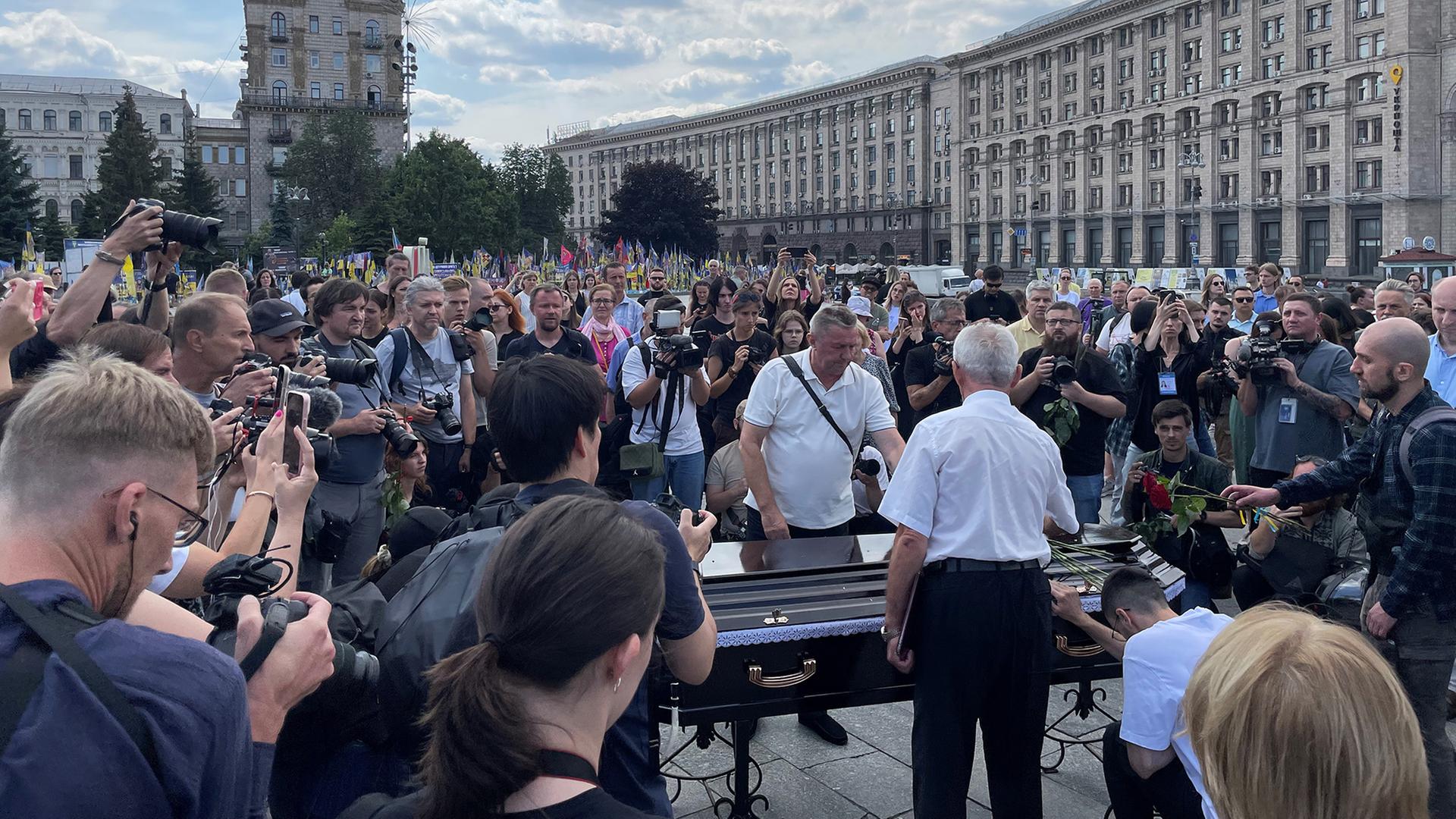 Trauerfeier für Journalistin Roschtschyna in Kiew: 