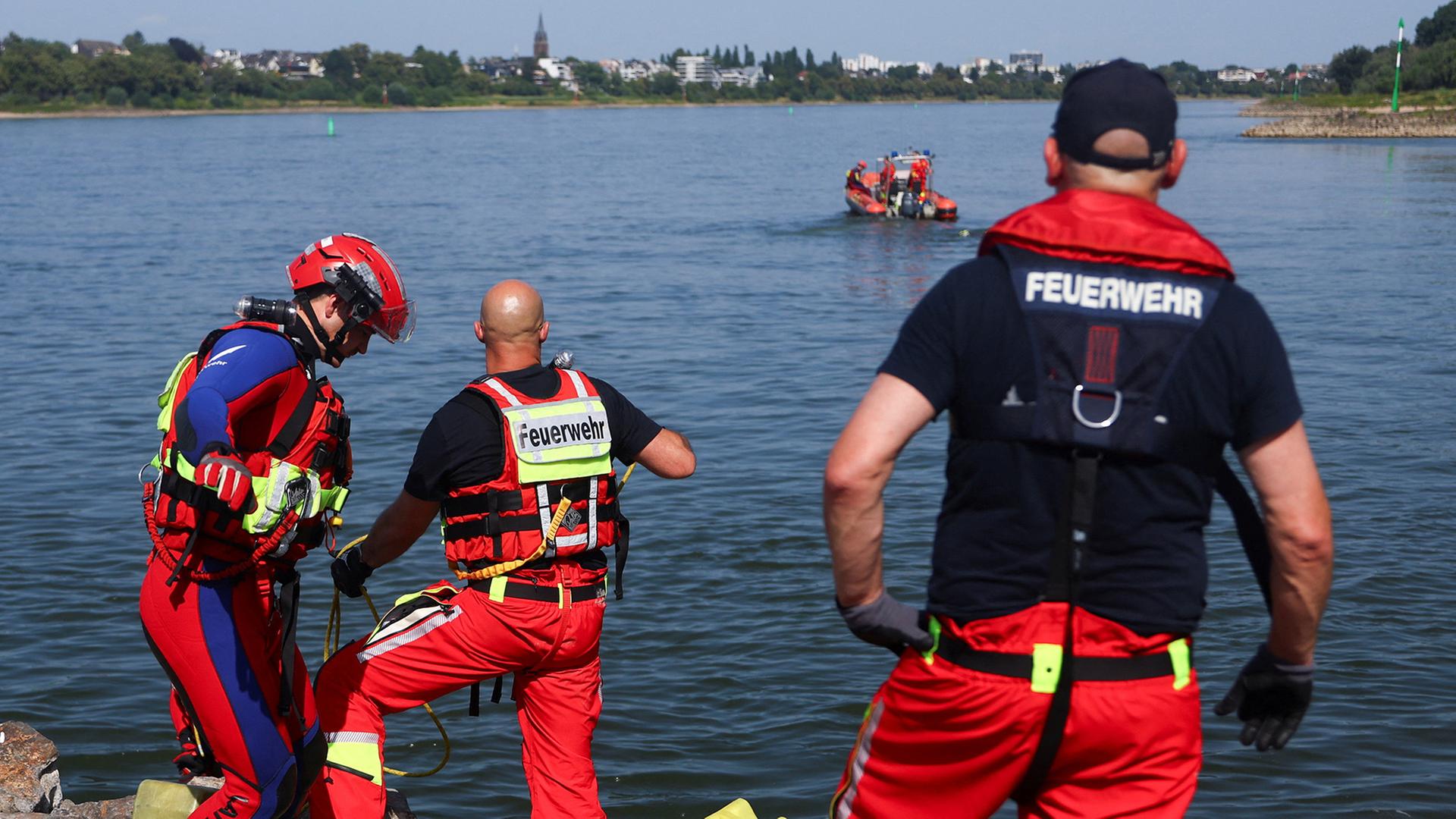 DLRG-Mitglieder und Feuerwehrleute üben gemeinsam eine Wasserrettung. | REUTERS