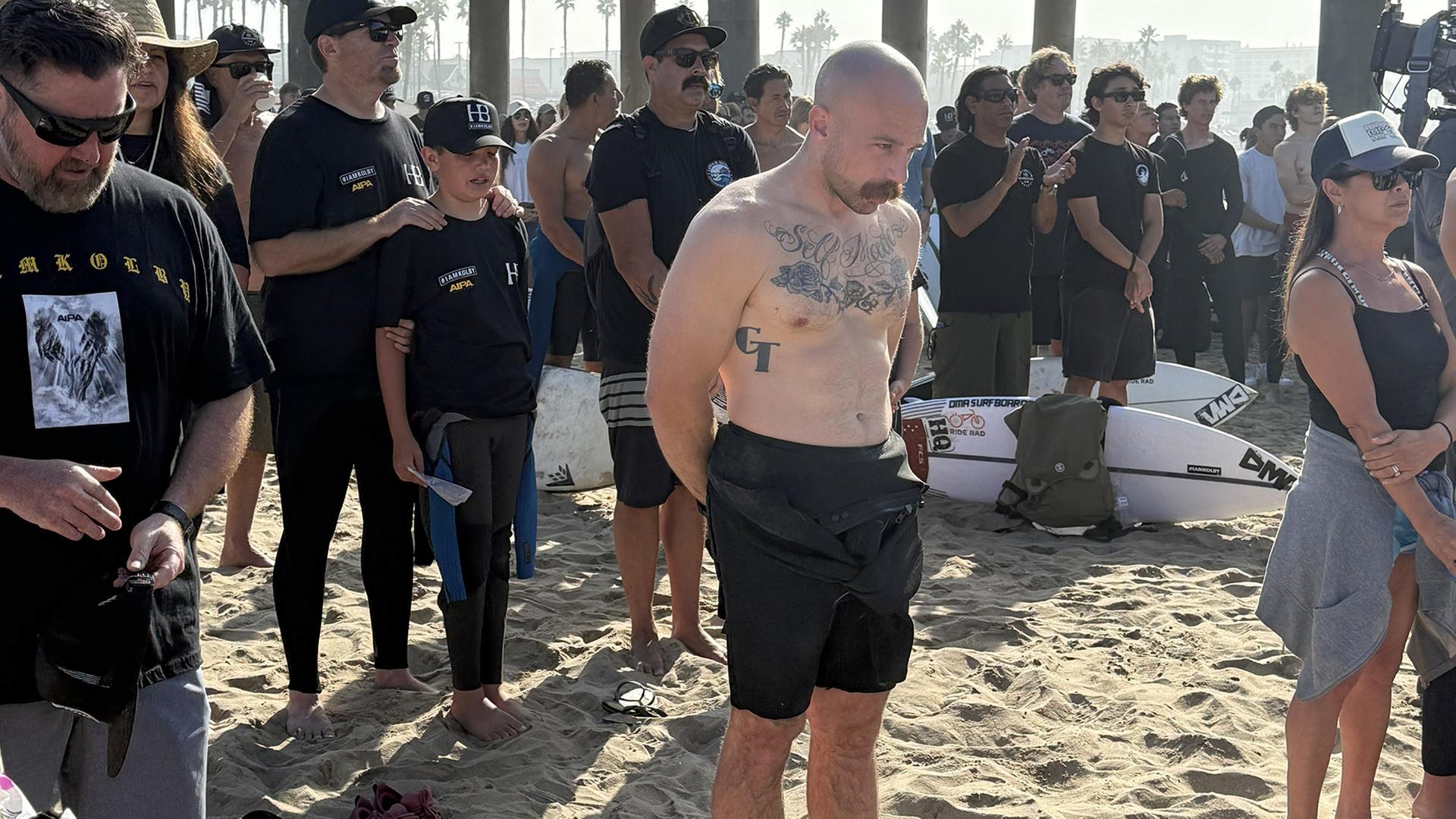 Charlie Rutkowski steht inmitten einer Menschenmenge am Huntington Beach, USA | A. Leier, J. Stolz| Weltspiegel Doku | NDR | 2025