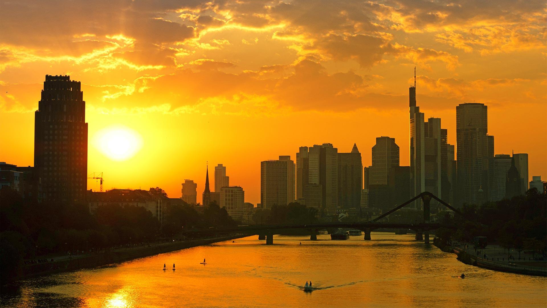 Die Frankfurter Skyline im goldenen Licht eines Sonnenuntergangs. | picture alliance / greatif