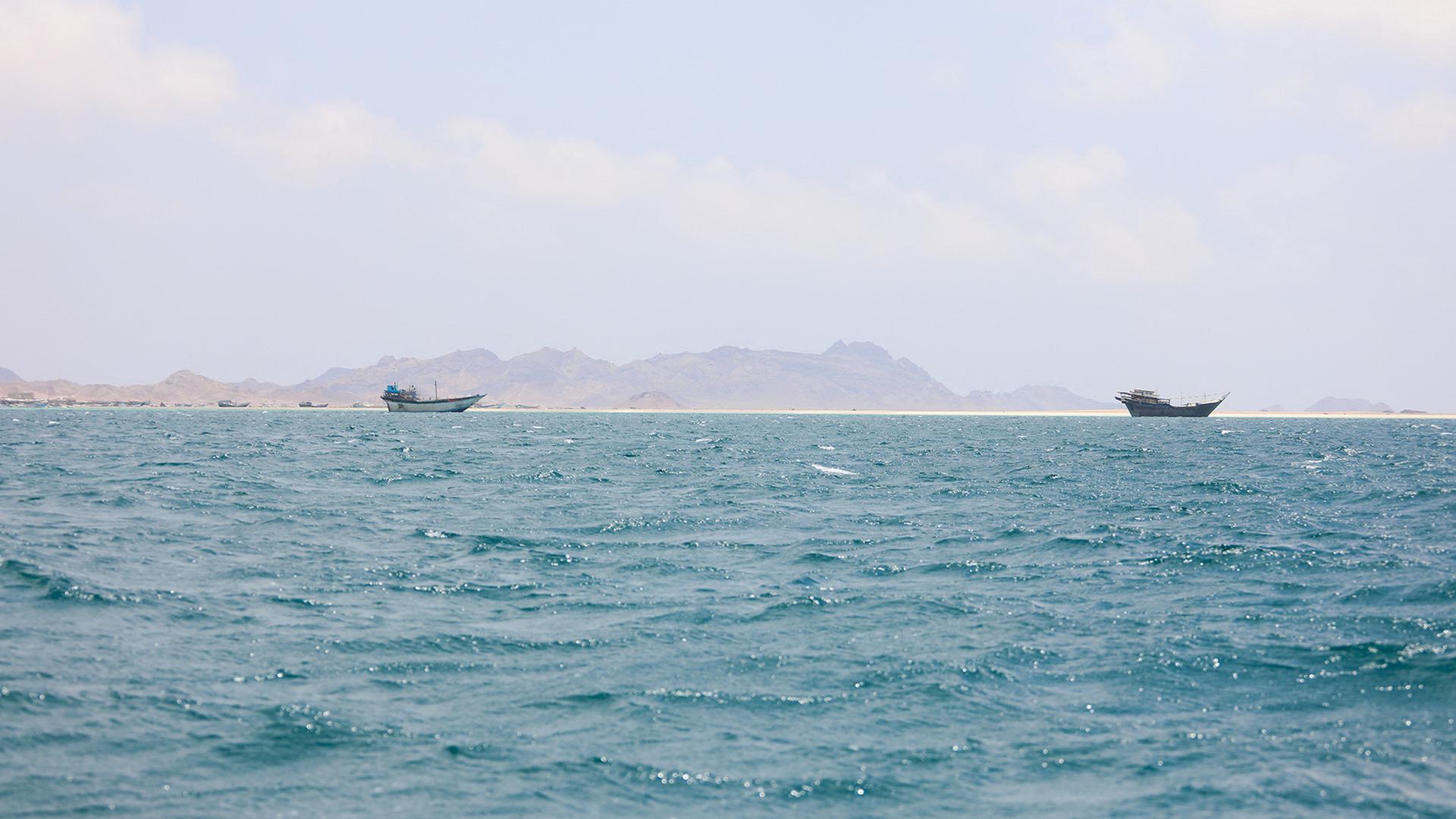 Zwei Schiffe befahren die Meerenge von Bab al-Mandab. | REUTERS