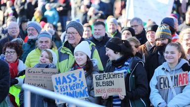 Menschen nehmen an einer Demonstration gegen Rechtsextremismus in Sigmaringen teil. 