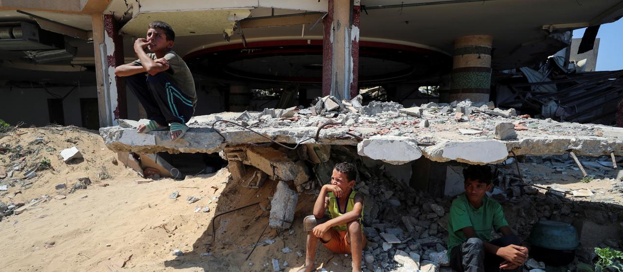 Palästinenser im Schutt ihres zerstörten Hauses im Gazastreifen