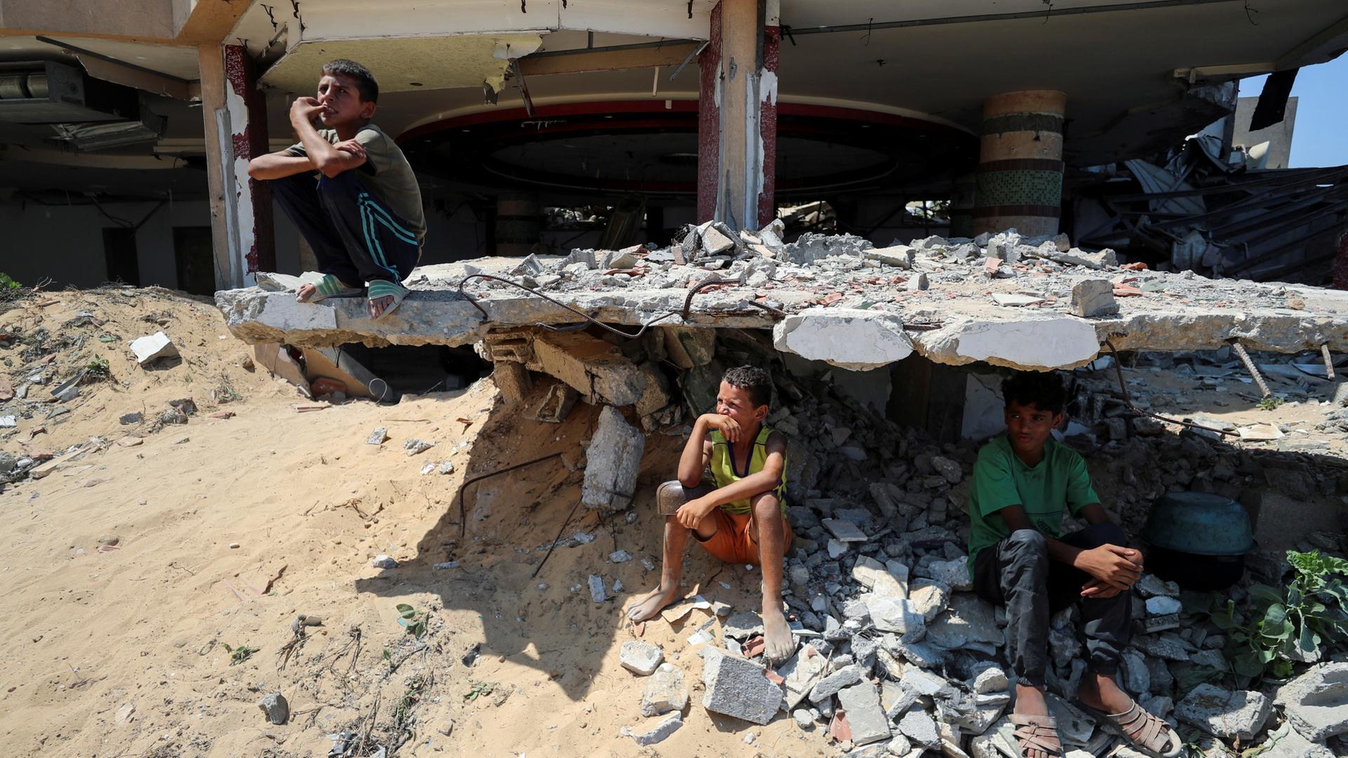 Palästinenser im Schutt ihres zerstörten Hauses im Gazastreifen | REUTERS
