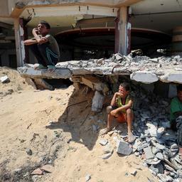 Palästinenser im Schutt ihres zerstörten Hauses im Gazastreifen
