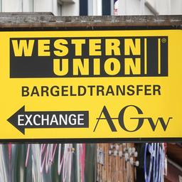 Ein Schild mit dem Logo von Western Union in Hamburg.