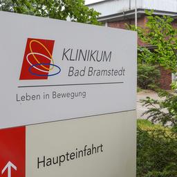 Ein Schild des Klinikums Bad Bramstedt.