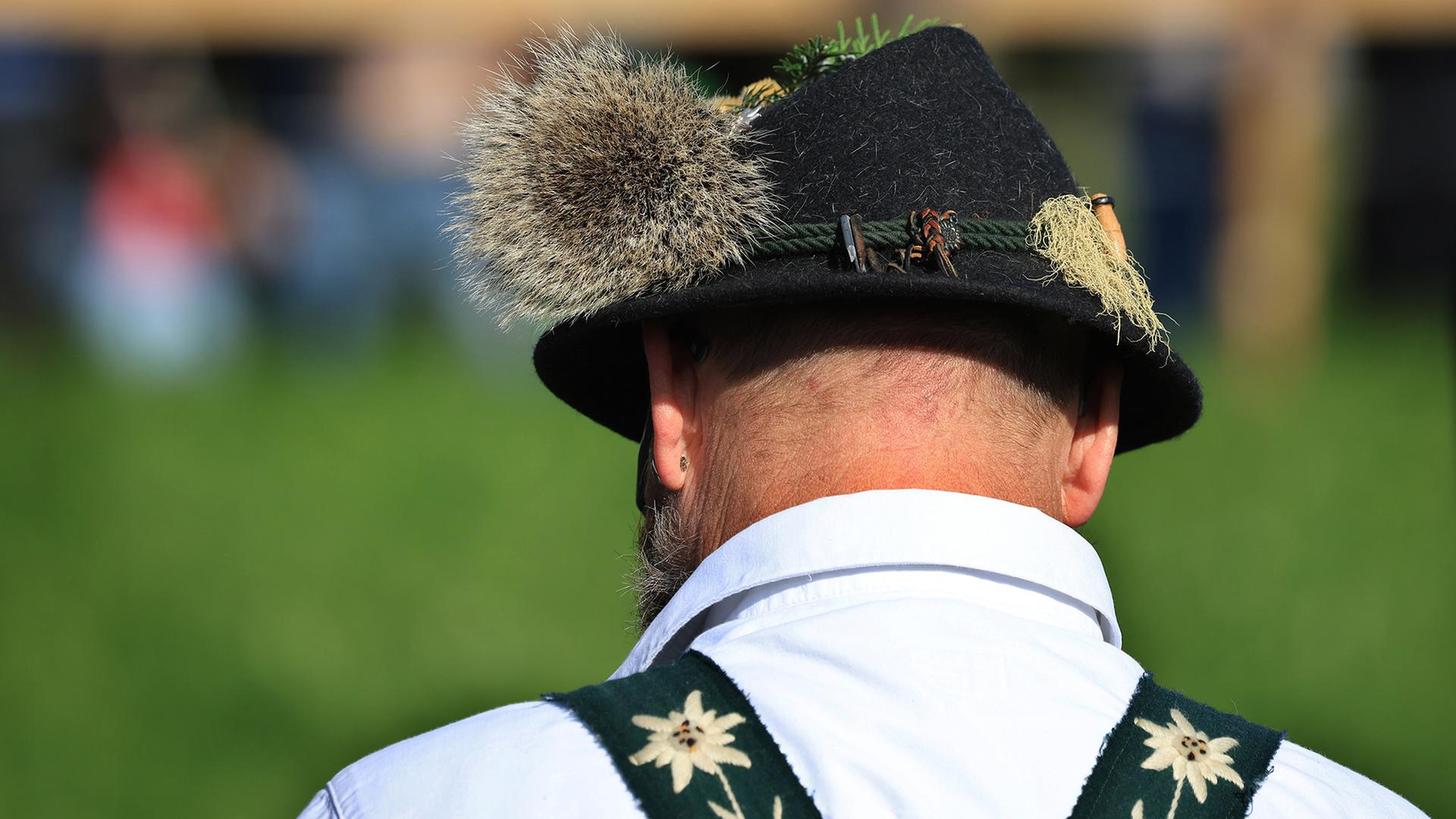 Ein Mann in Tracht ist in Memhölz (Bayern) zu sehen. | picture alliance/dpa
