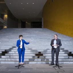 Markus Söder (CSU, l-r), Ministerpräsident von Bayern, Annegret Kramp-Karrenbauer, Vorsitzende der CDU, Norbert Walter-Borjans, Vorsitzender der SPD, und Saskia Esken, Vorsitzende der SPD, sprechen vor Kanzleramt.