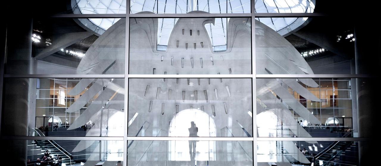 Blick auf den Bundesadler im Plenarsaal im deutschen Bundestag