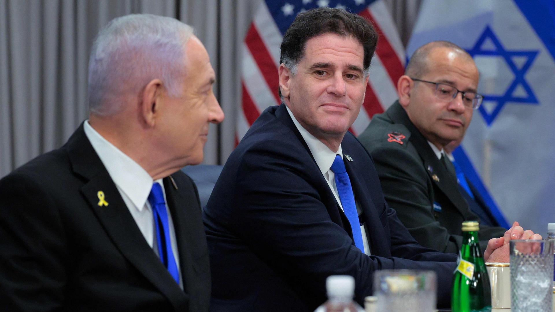 Ron Dermer (Mitte) sitzt neben Benjamin Netanjahu. | Getty Images via AFP