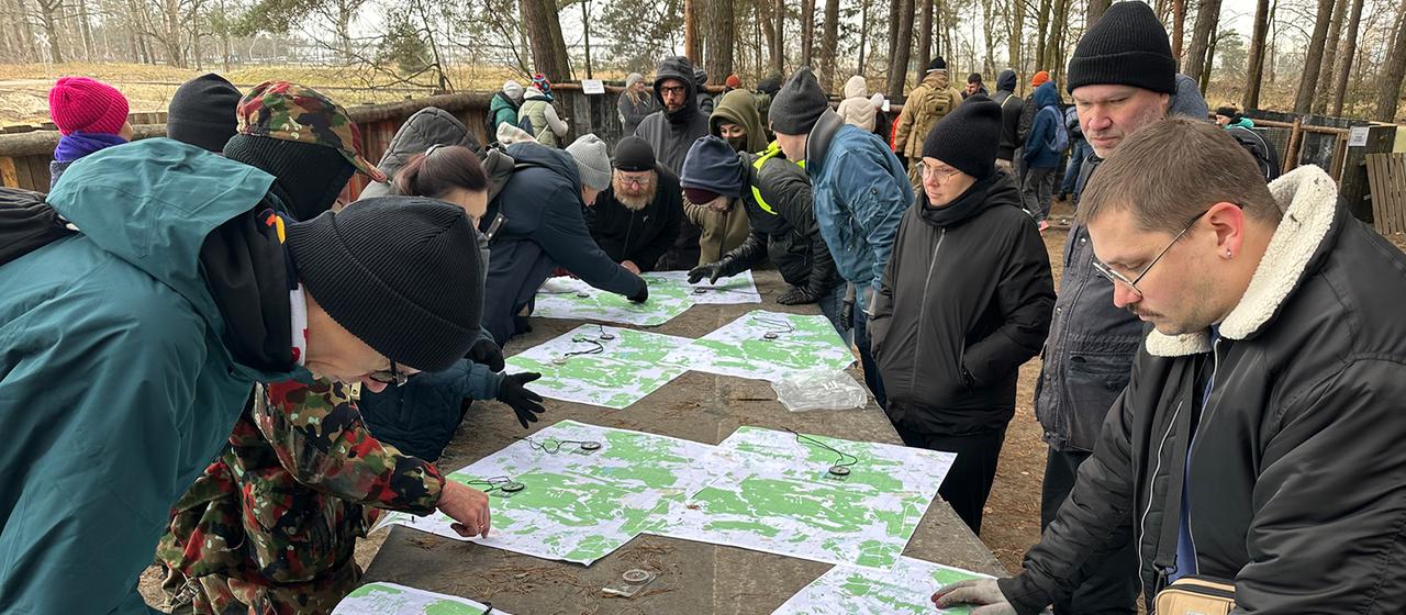Zivile Teilnehmer nehmen an einem Training durch das polnische Militär teil.