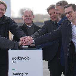 Veronika Wand-Danielsson (l-r), Daniel Günther, Olaf Scholz, Robert Habeck, Peter Carlsson und Christofer Haux.