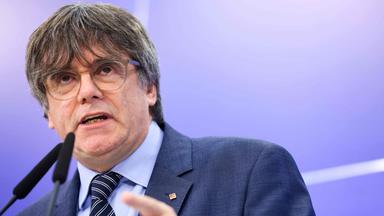  Carles Puigdemont spricht bei einer Pressekonferenz