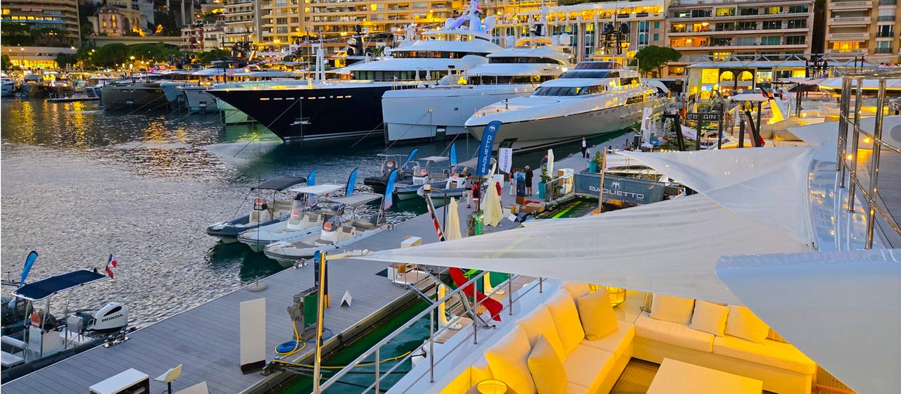 Jachten liegen im Hafen von Monte Carlo.