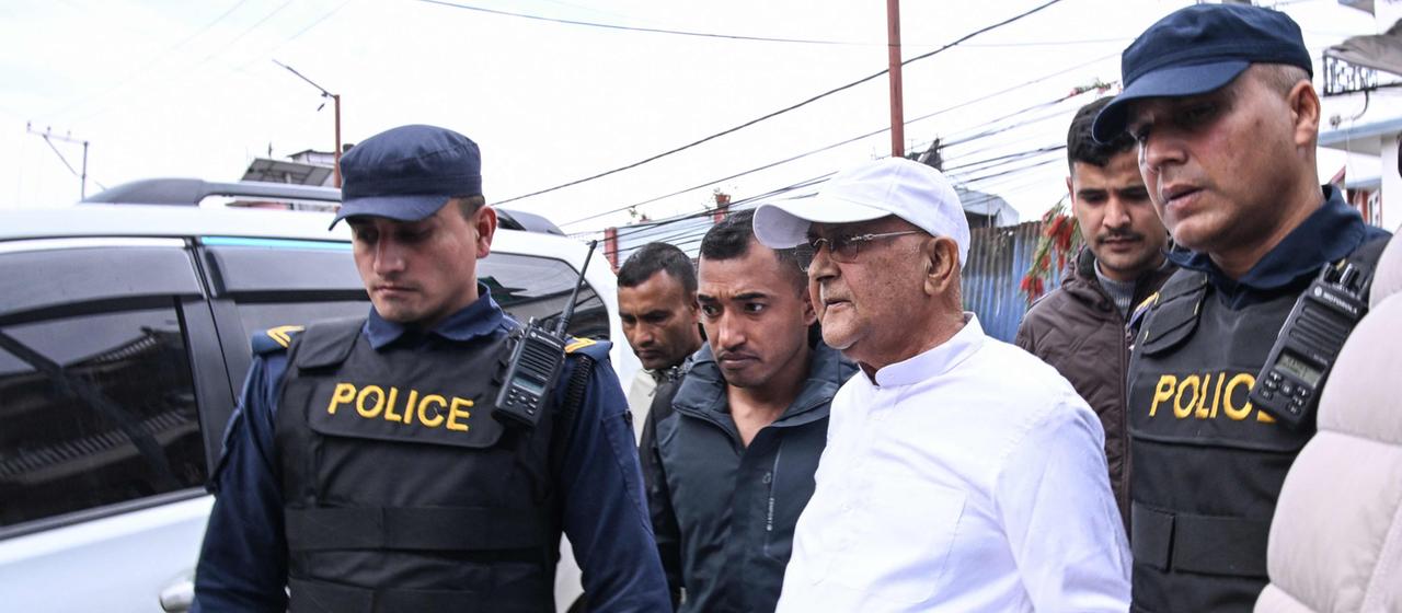 Sharma Oli wird von der Polizei eskortiert