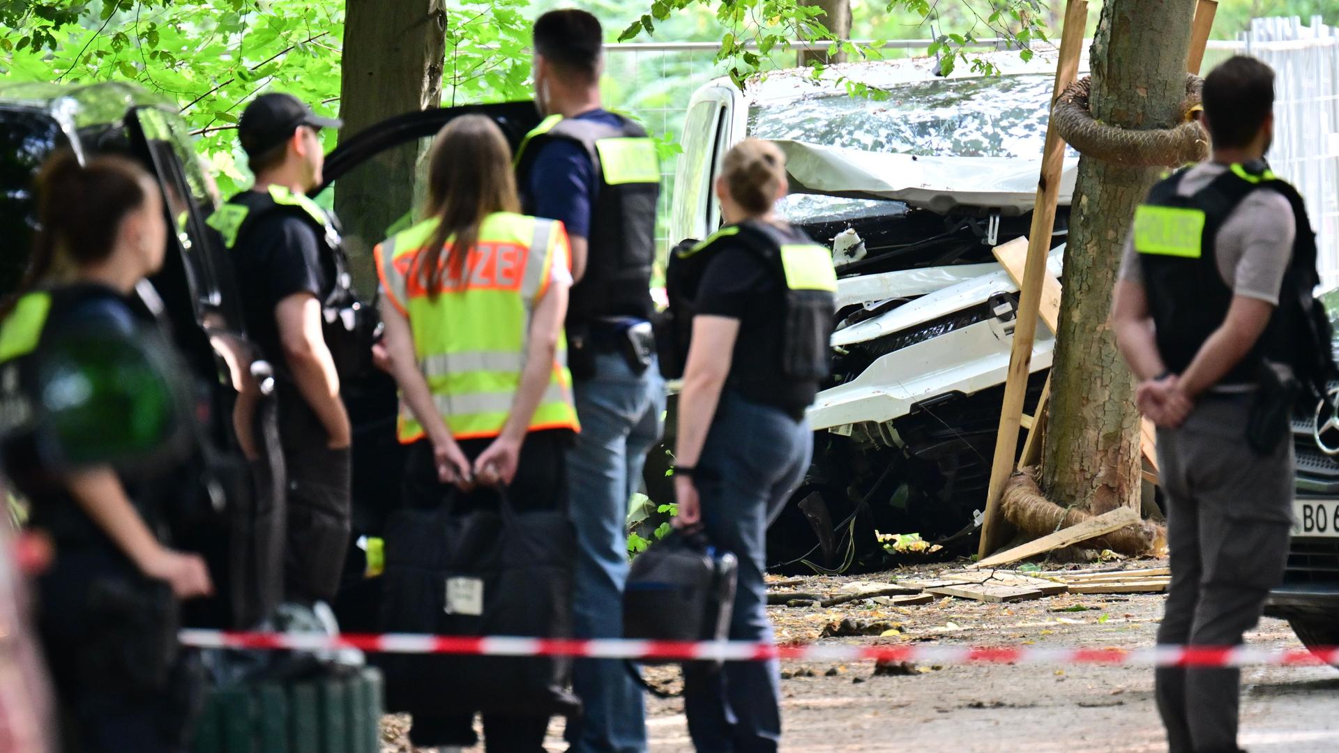 Der zerstörte Transporter im Bereich des Tiergartens, nachdem das Fahrzeug einen Baum gerammt hatte | Sebastian Gollnow/dpa