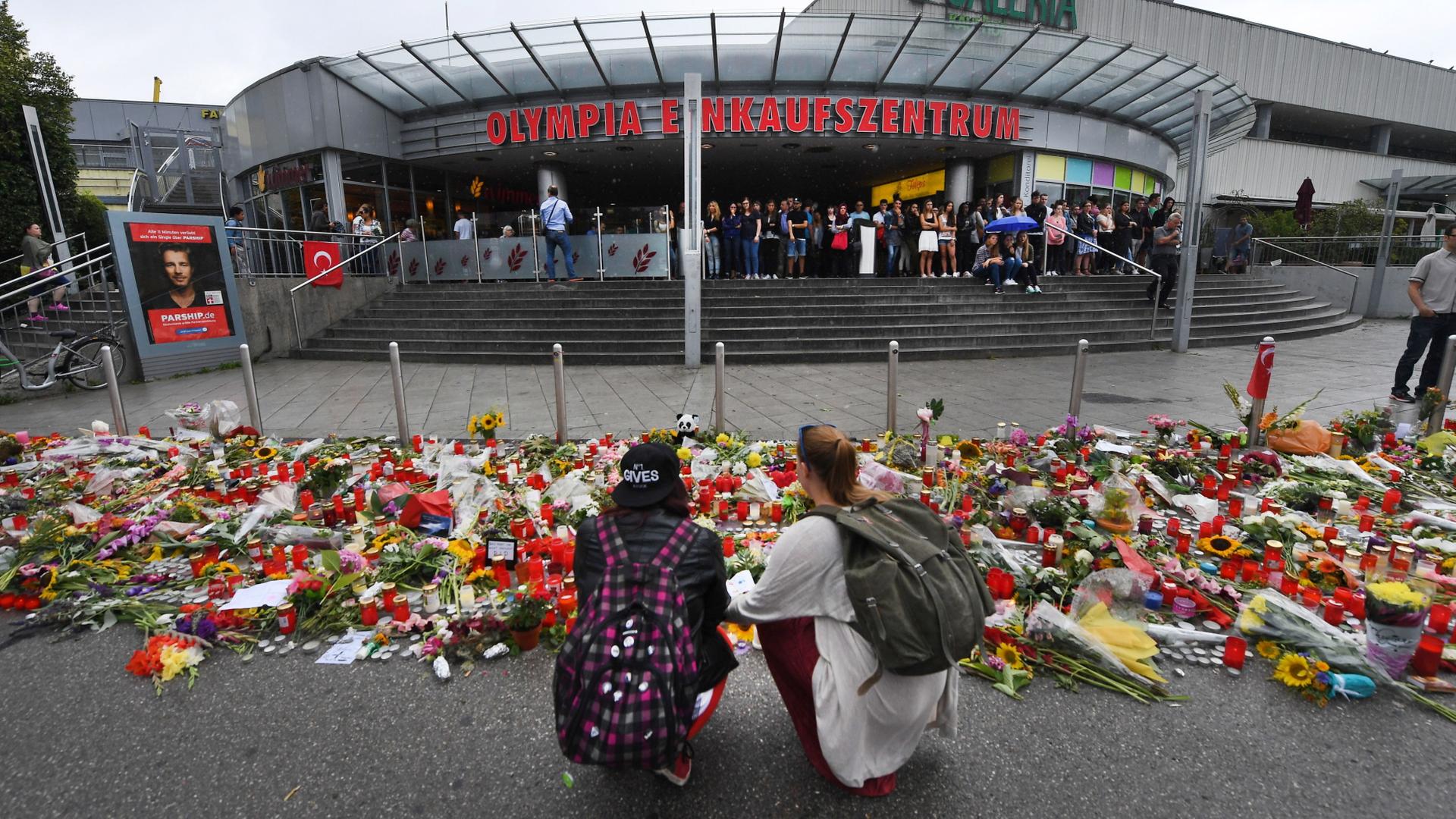 München: Blumen und Kerzen vor dem Olympia-Einkaufszentrum (Archivbild vom 25.07.2016) | Peter Kneffel/dpa