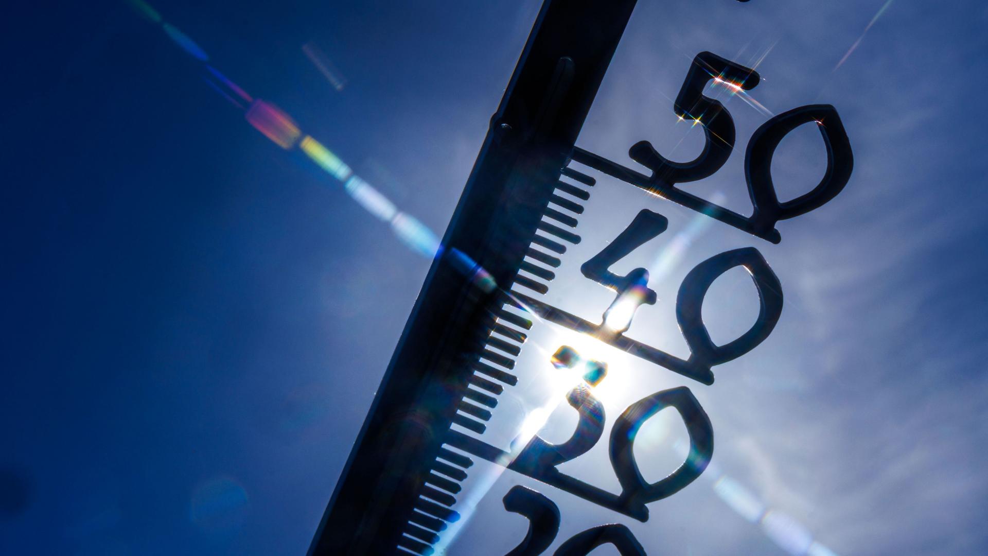 Ein Thermometer vor wolkenlosem Himmel. | Jens BÃ¼ttner/dpa