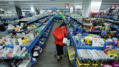 Eine Kundin besucht eine Filiale der deutschen Handelskette Tedi. 