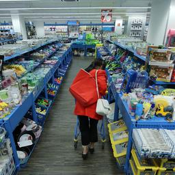 Eine Kundin besucht eine Filiale der deutschen Handelskette Tedi. 