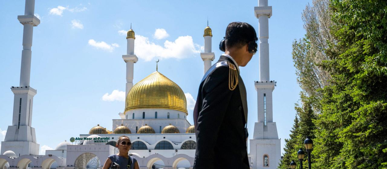 Dieses Bild, aufgenommen am 25. Mai 2026, zeigt Menschen, die an der Nur-Astana-Moschee, der drittgrößten Moschee Zentralasiens, in Astana vorbeigehen.