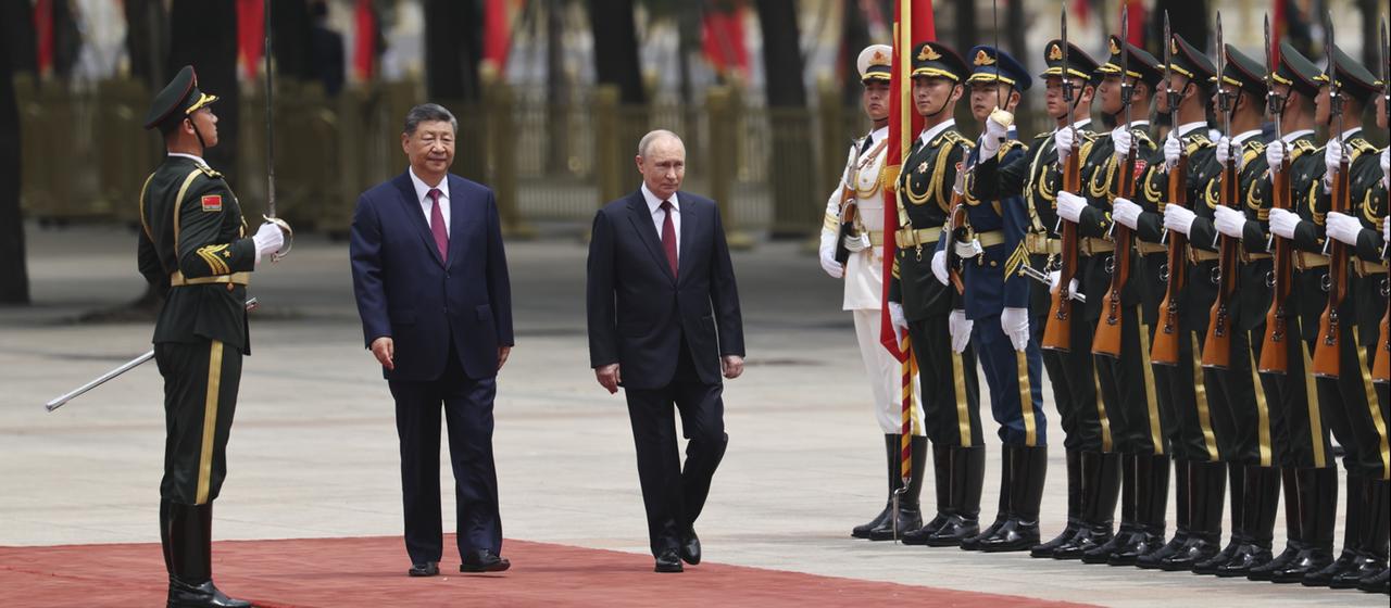 Xi Jinping und Wladimir Putin laufen in Peking über einen roten Teppich