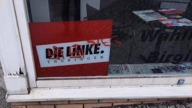 Hakenkreuze und die Aufschrift "Sieg" sind auf das Wahlkreisbüro von Thüringens Landtagspräsidentin Birgit Pommer geschmiert. 