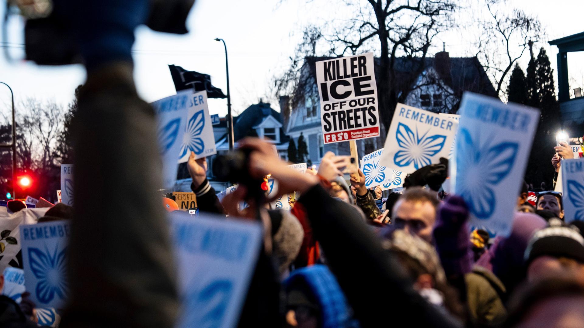 Menschen protestieren in Minneapolis, USA. | dpa