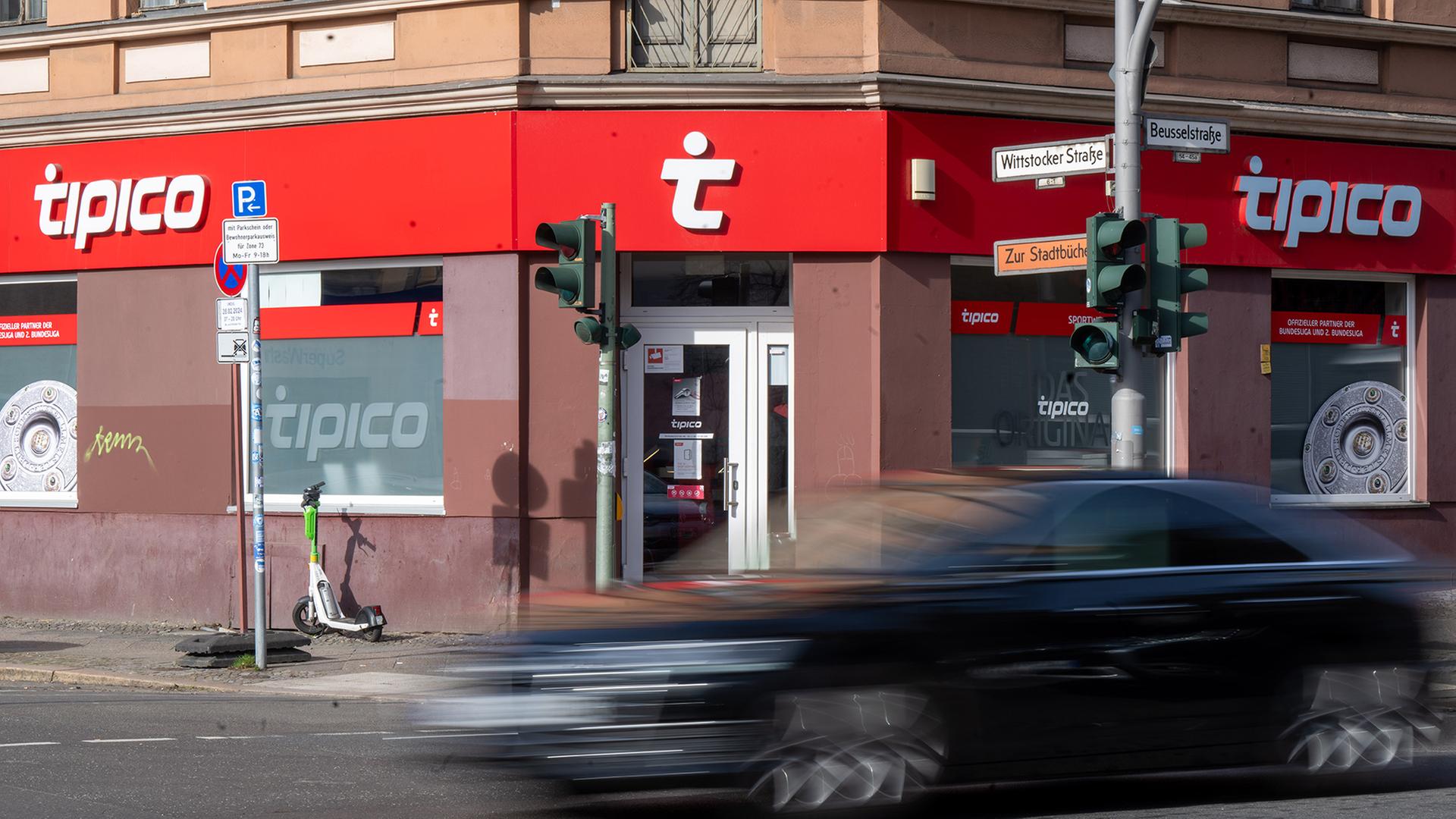 Das Logo von Tipico, einem Anbieter von Sportwetten, ist über dem Eingang zu einer Filiale des Wettbüros angebracht. | dpa
