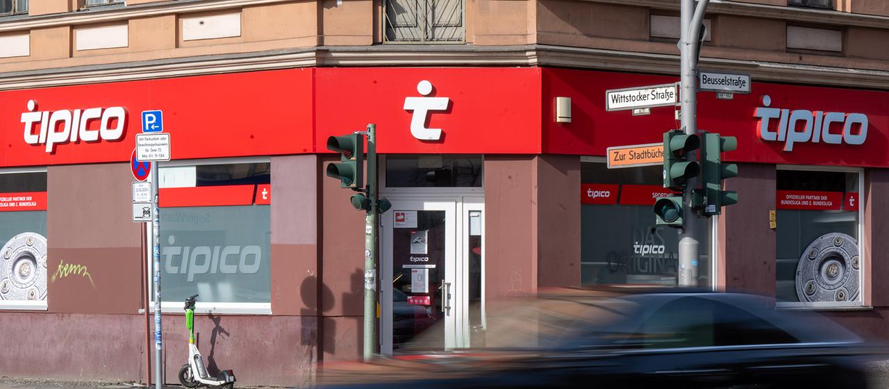 Das Logo von Tipico, einem Anbieter von Sportwetten, ist über dem Eingang zu einer Filiale des Wettbüros angebracht.