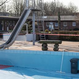 Ein leeres Becken mit Rutsche in einem Freibad