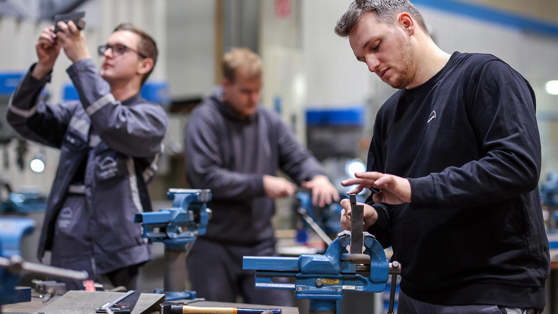 Auszubildende in Metallberufen | picture alliance / Rupert Oberh