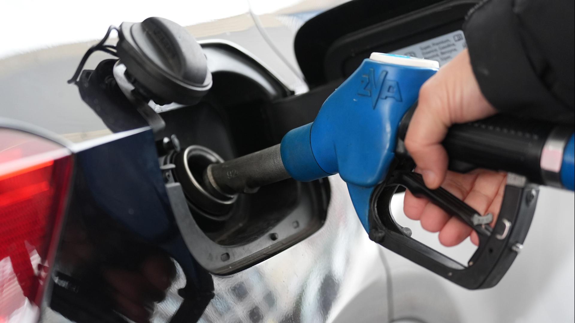 Eine Person tankt an einer Tankstelle ein Auto (Archivbild) | Marcus Brandt/dpa